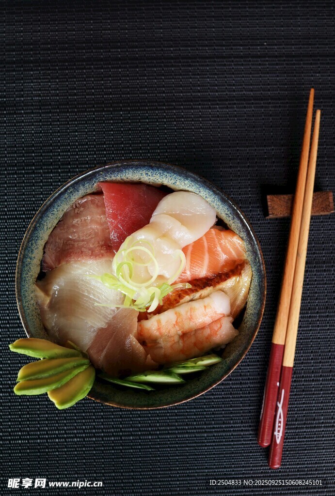 日式海鮮蓋飯配精致筷具
