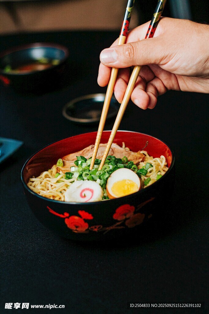 筷子夾起美味日式拉面