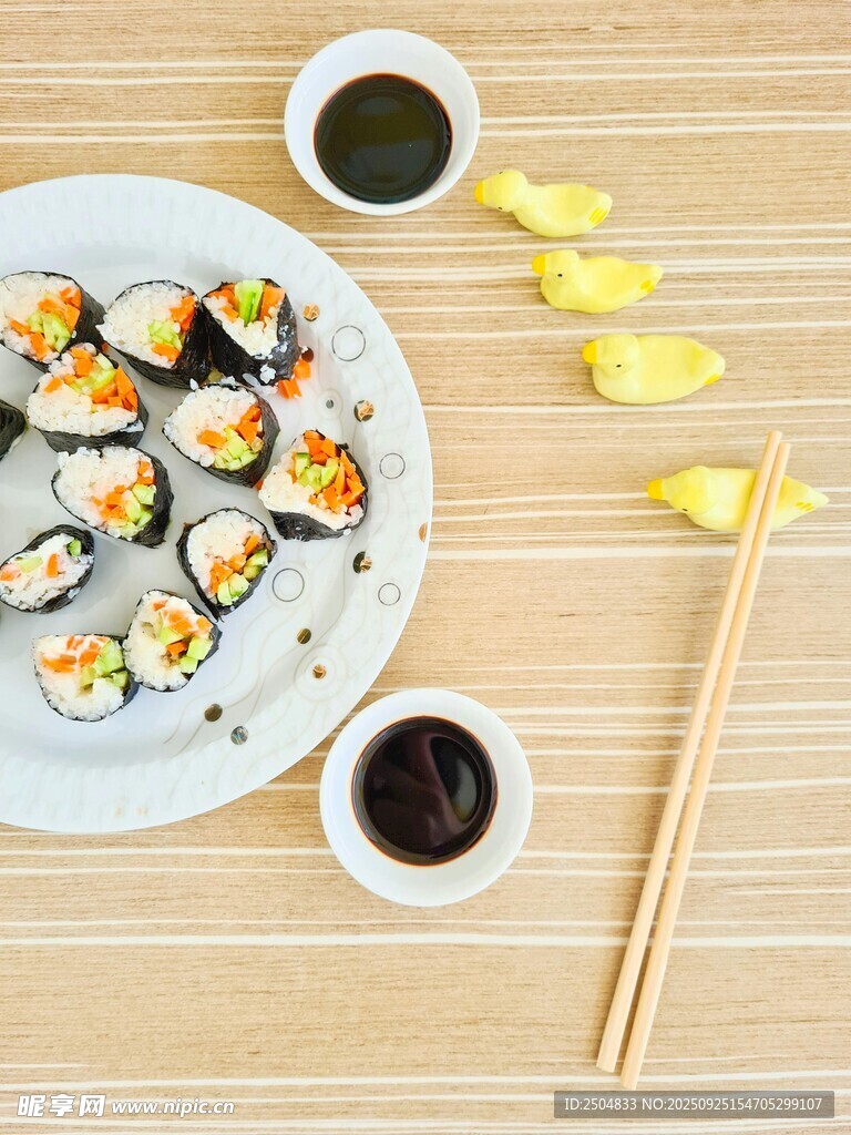 美味壽司擺盤與蘸料