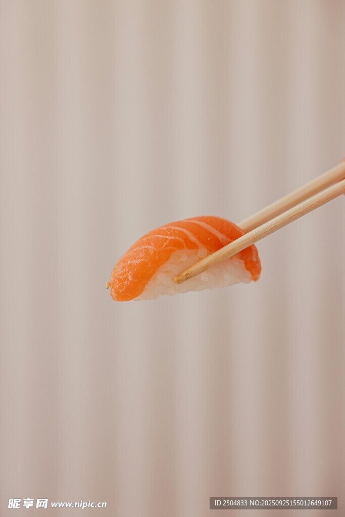 筷子夾著的美味三文魚壽司