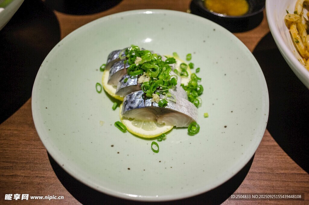 精致擺盤的美味魚肉料理
