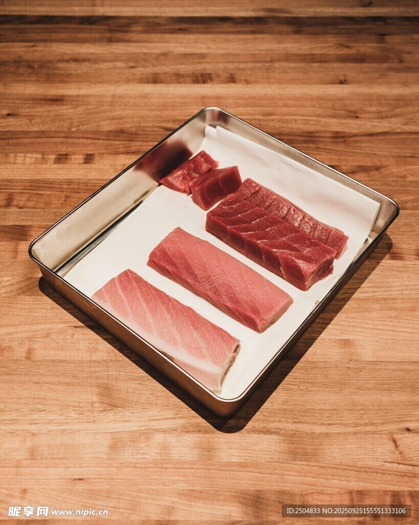 托盤上的新鮮生牛肉片