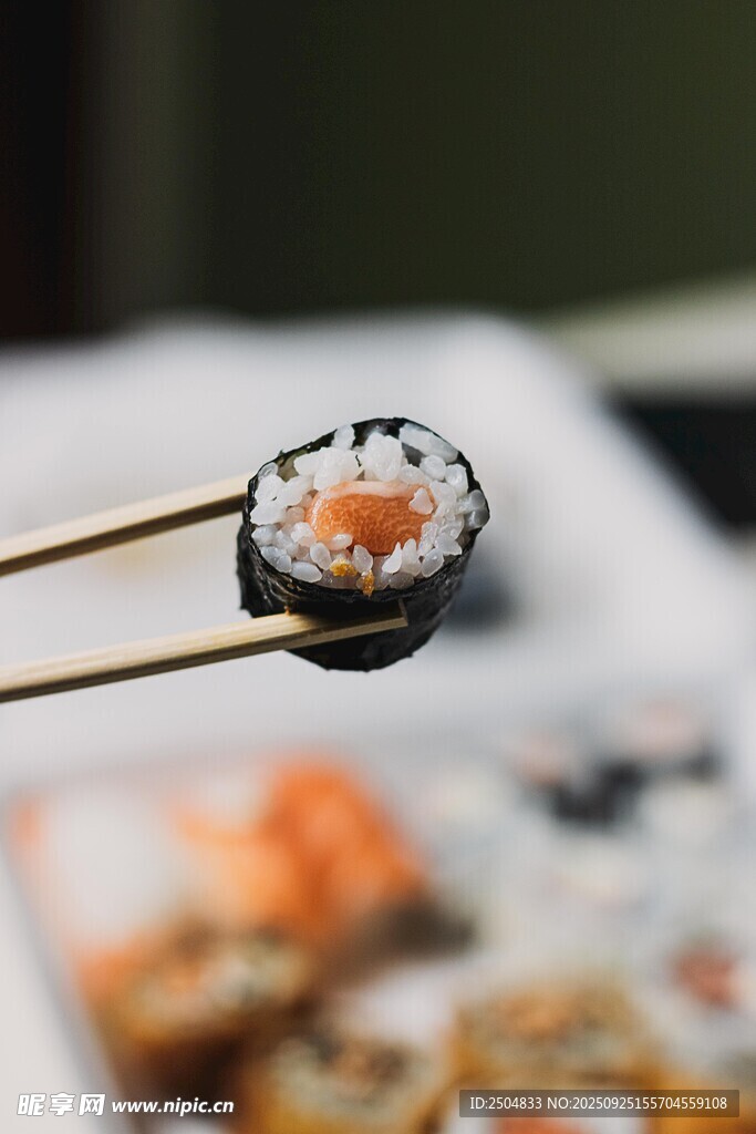 筷子夾起的美味壽司