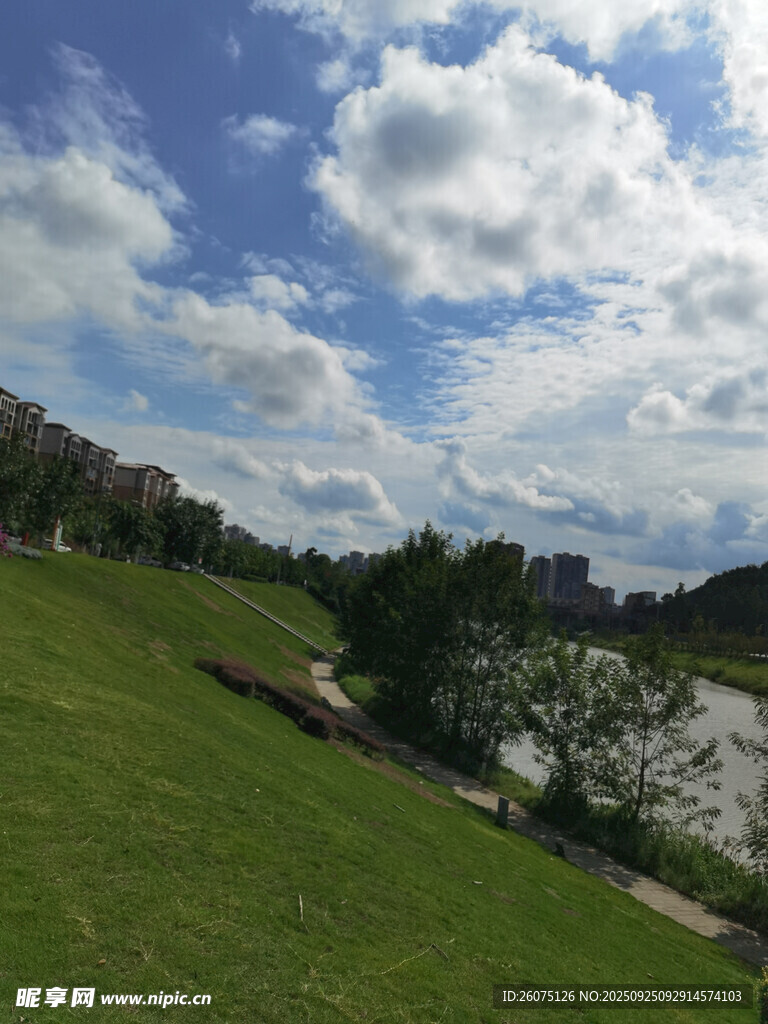 河畔綠地藍(lán)天白云美景