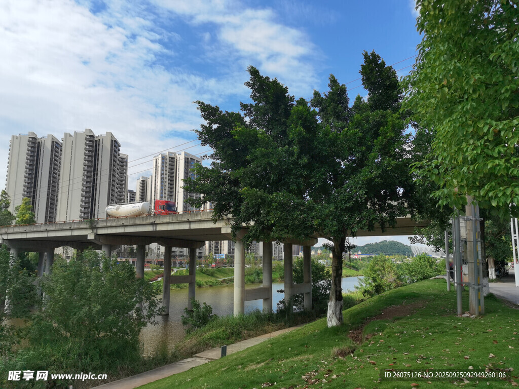 城市河畔橋梁風(fēng)景