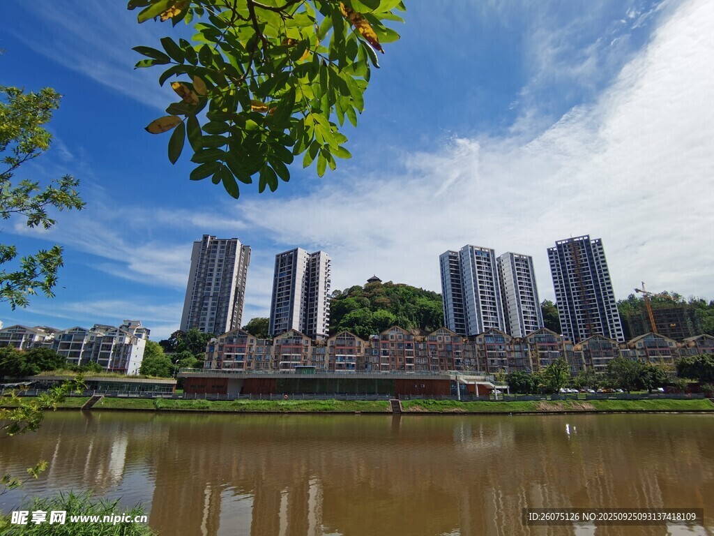 河畔高樓與藍天綠樹景觀