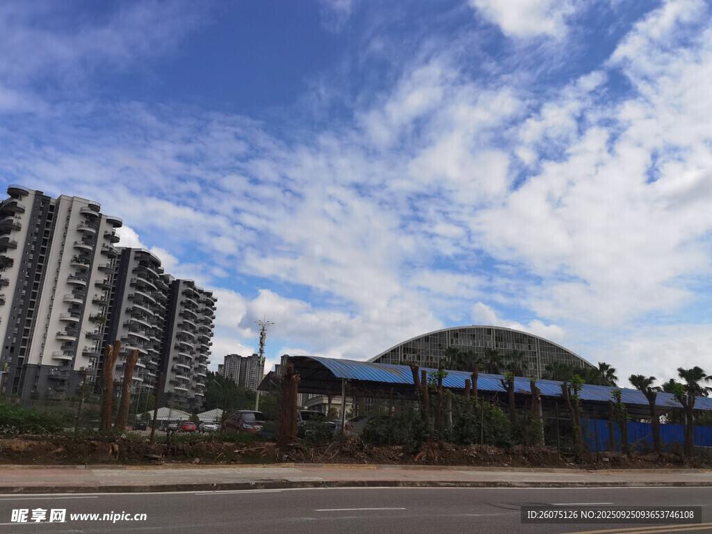 城市建筑與藍(lán)天白云景觀