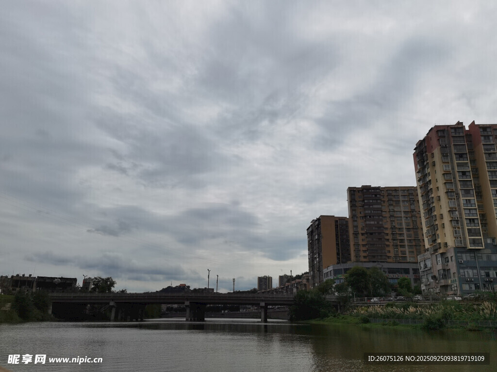 河畔高樓與多云天空