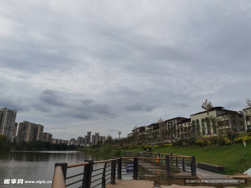 河畔城市景觀云下建筑群