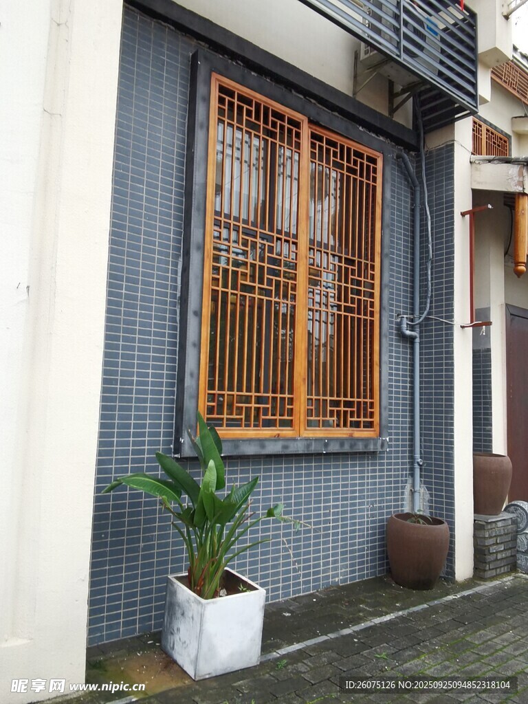 中式窗景旁的綠植盆栽