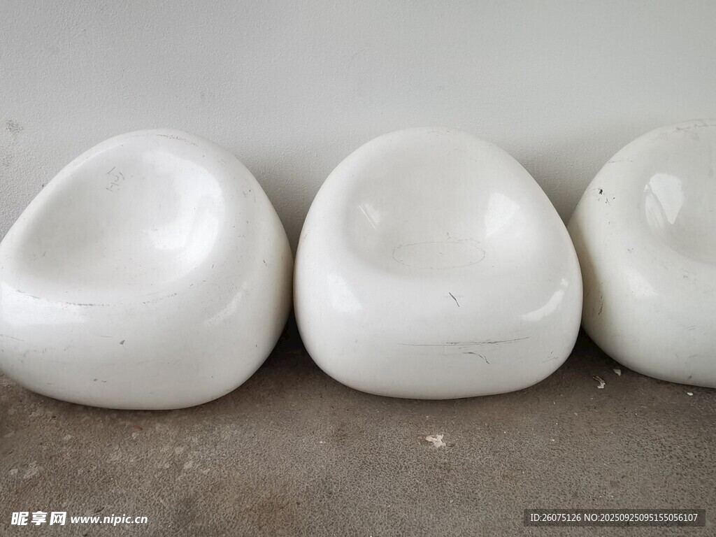 白色獨(dú)特造型座椅擺件