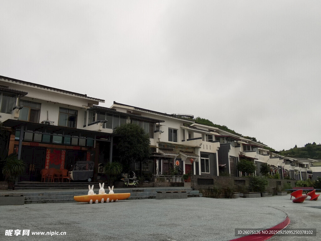 江南水鄉(xiāng)河畔古樸建筑景觀