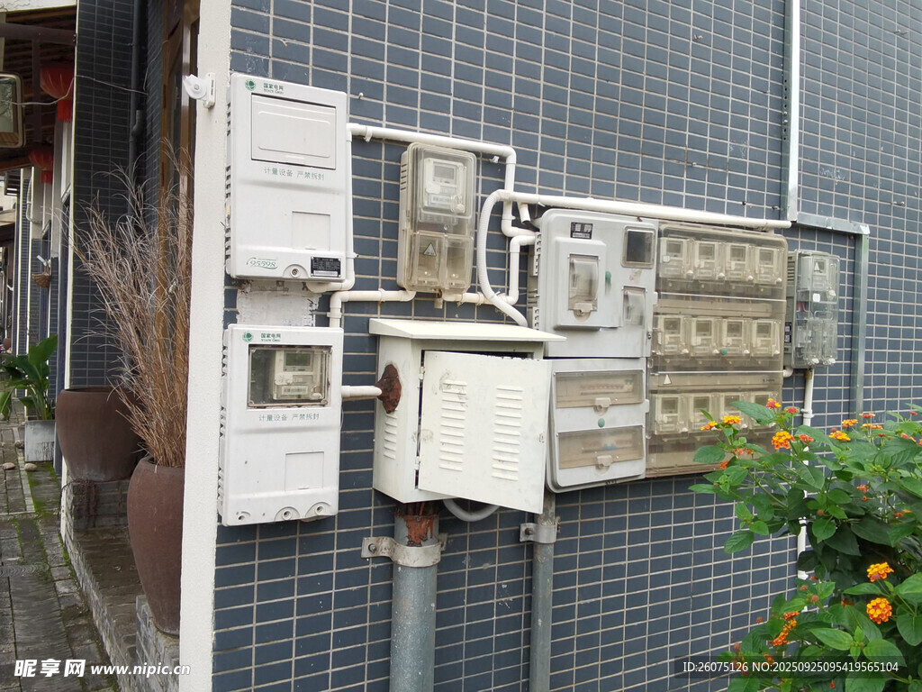 戶外老舊電表箱
