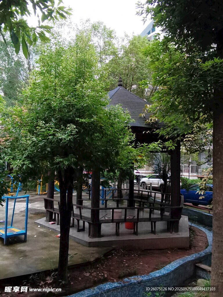 公園中的休閑涼亭與綠樹