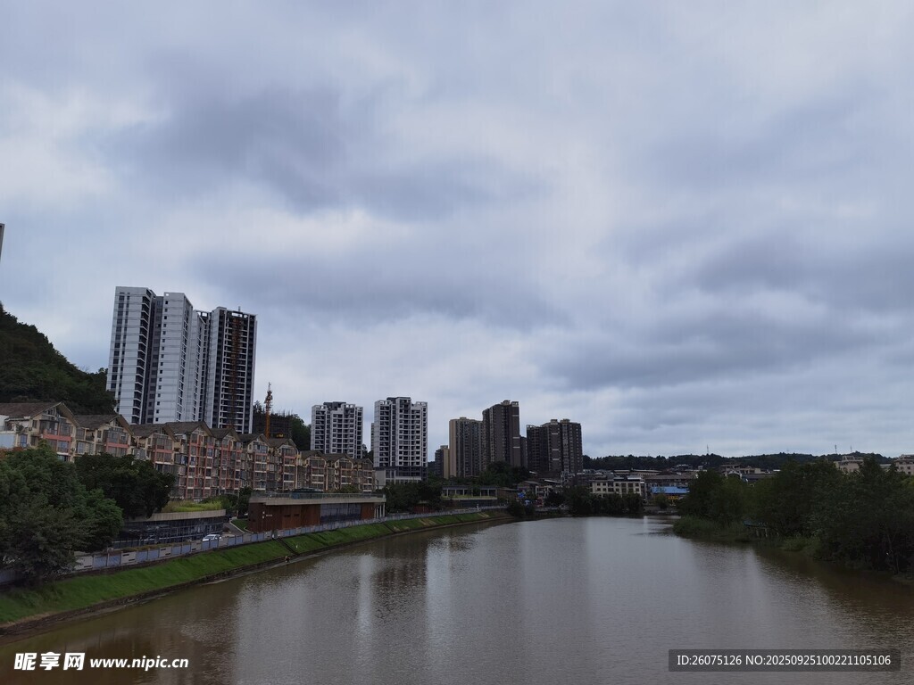 河畔城市風(fēng)光