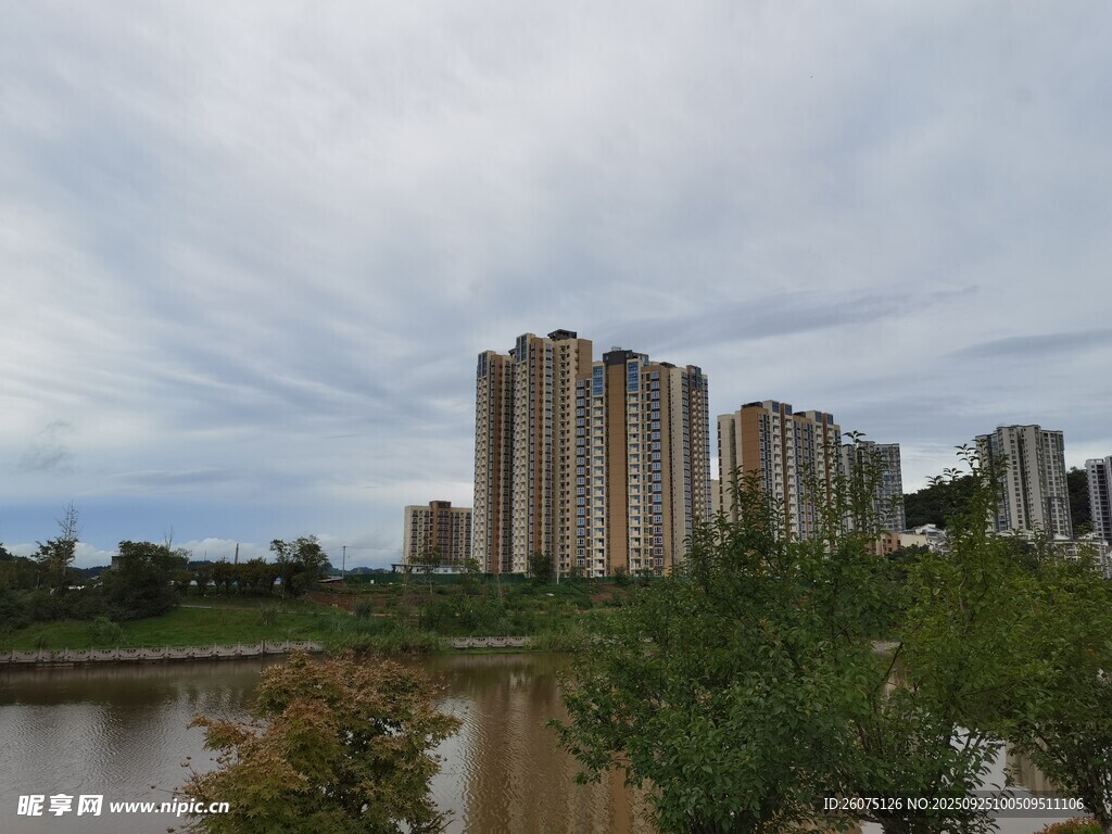 河畔高樓林立的城市景觀