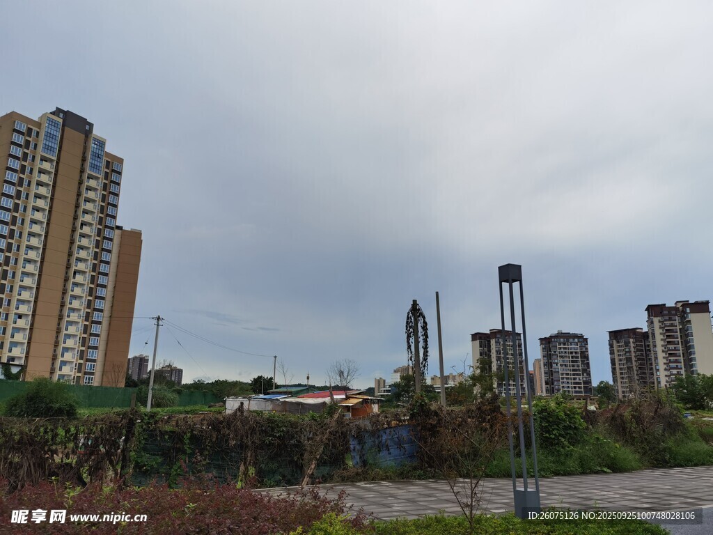 城郊荒廢地與高樓對(duì)比景觀