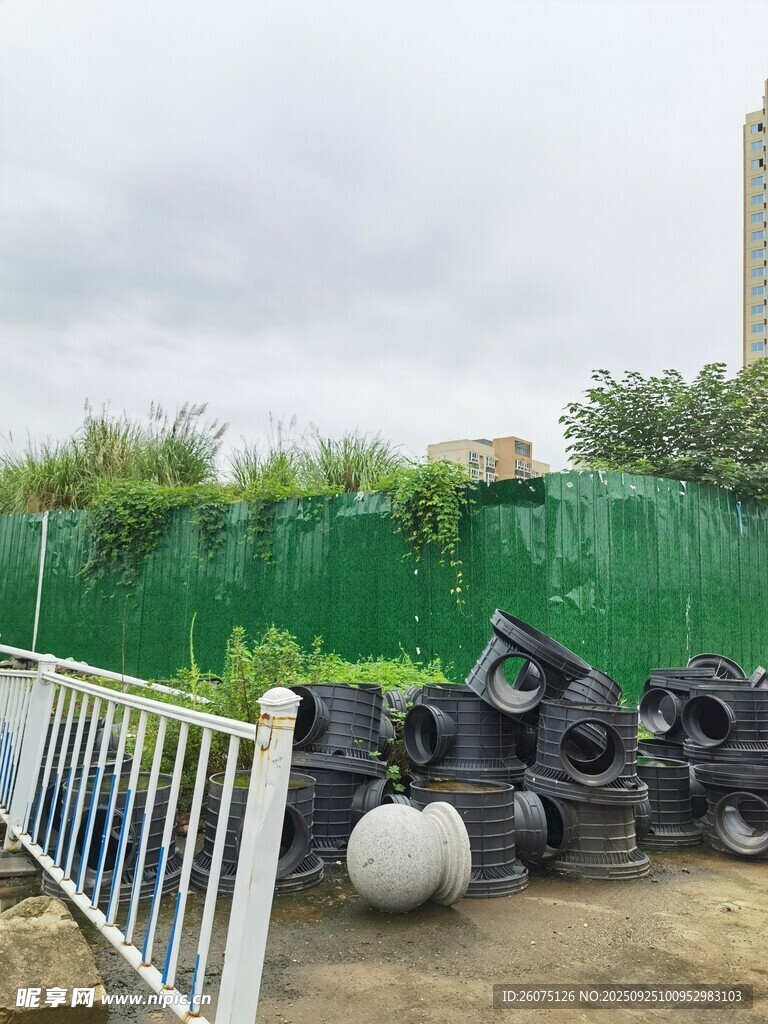 戶外堆放的黑色物件與綠植