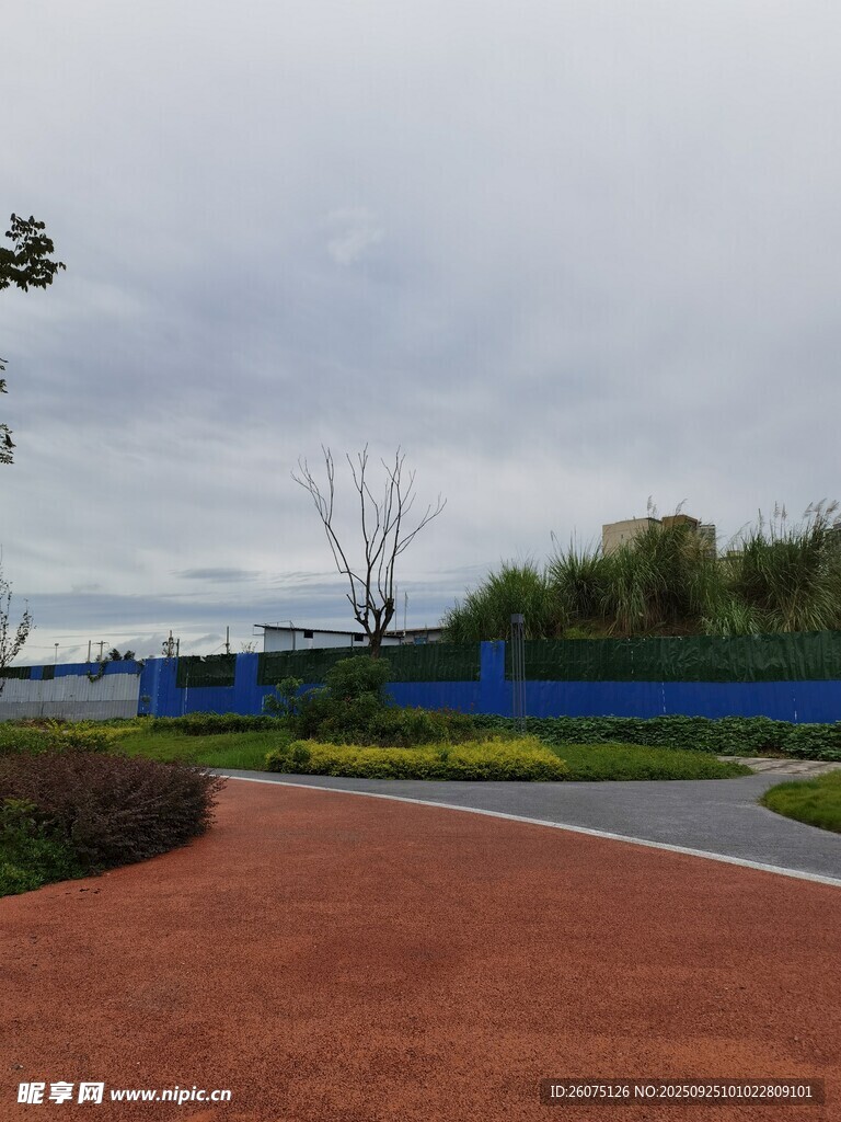 戶外彩色步道景觀