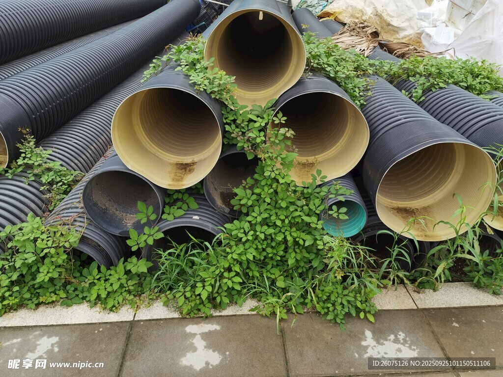 地面堆放的黑色排水管道