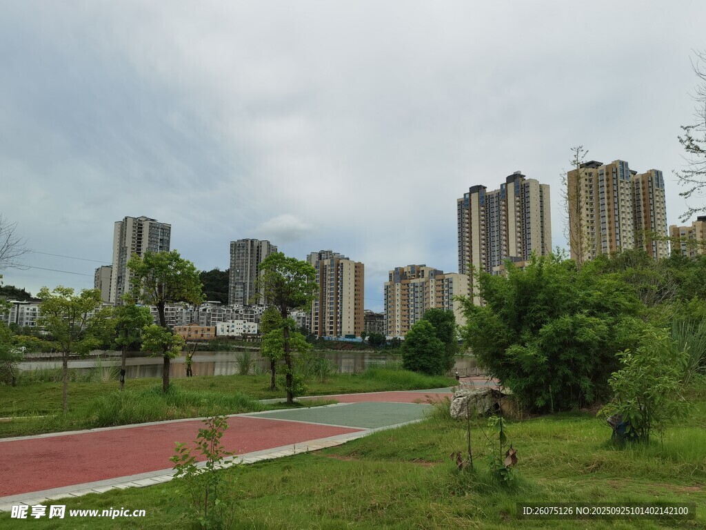 城市公園旁的高層住宅區(qū)