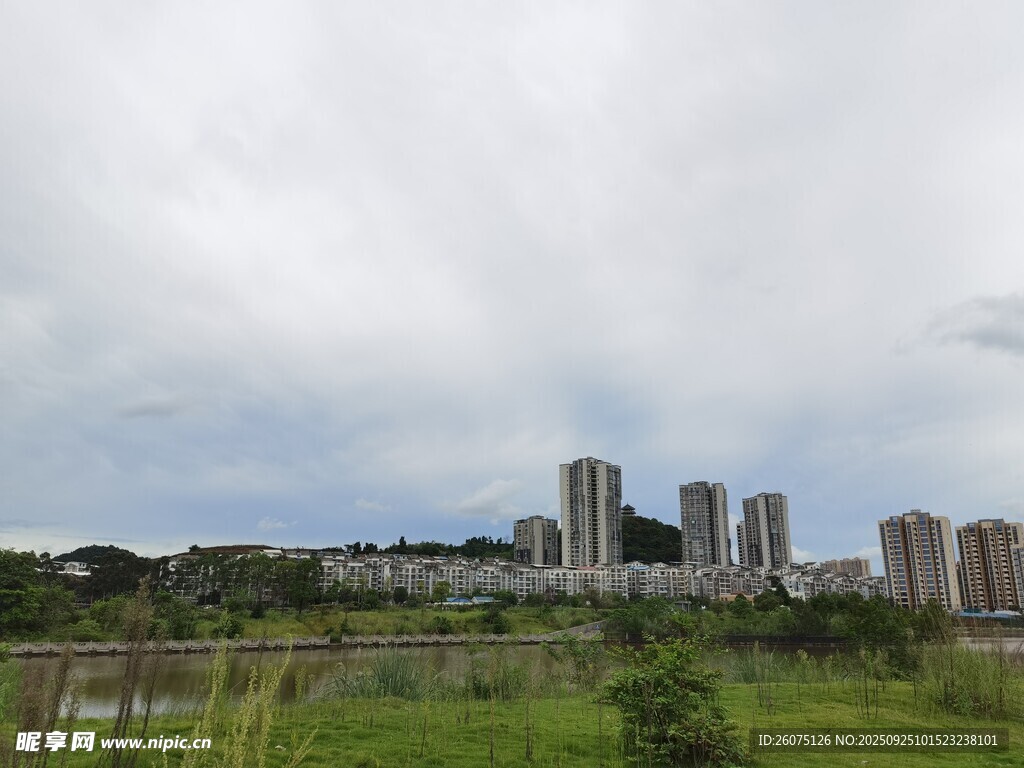 城郊綠地旁的高樓景觀