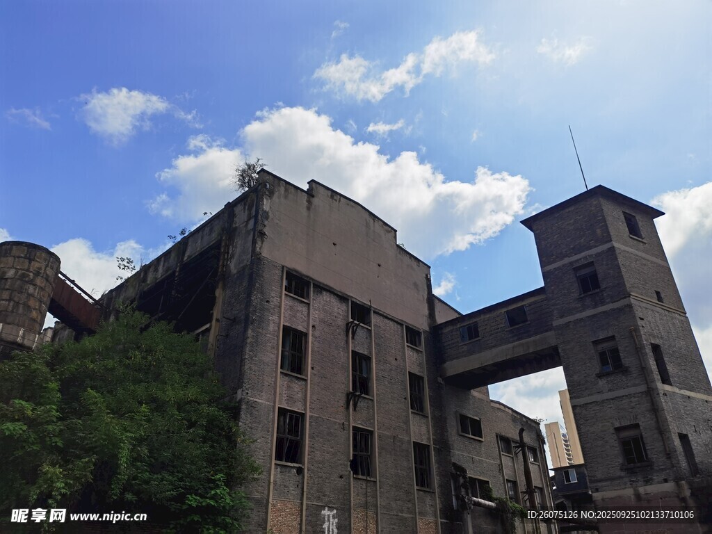 廢棄工業(yè)建筑藍天綠樹相伴