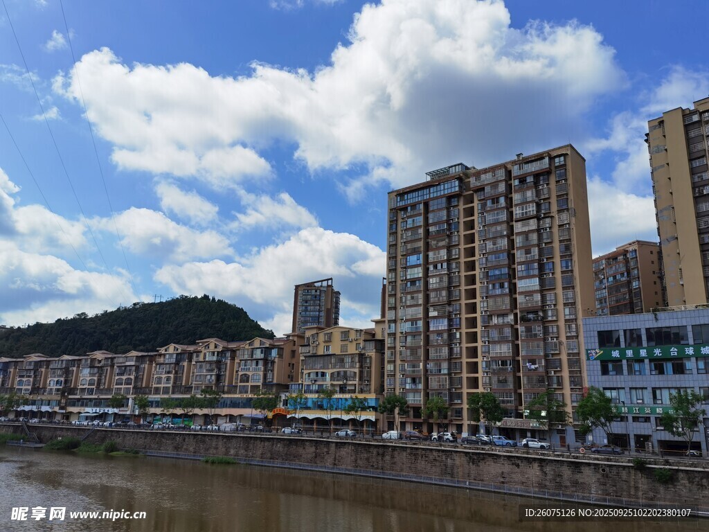 河畔高樓林立的城市風(fēng)光