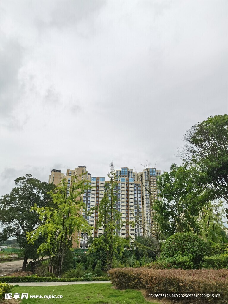 城市中的綠植環(huán)繞高層住宅