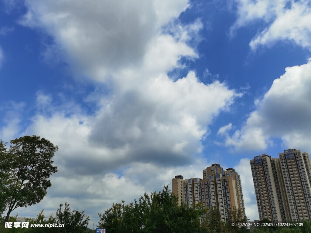藍(lán)天白云下的城市高樓