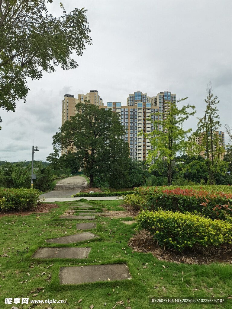 城市中靜謐的花園小徑