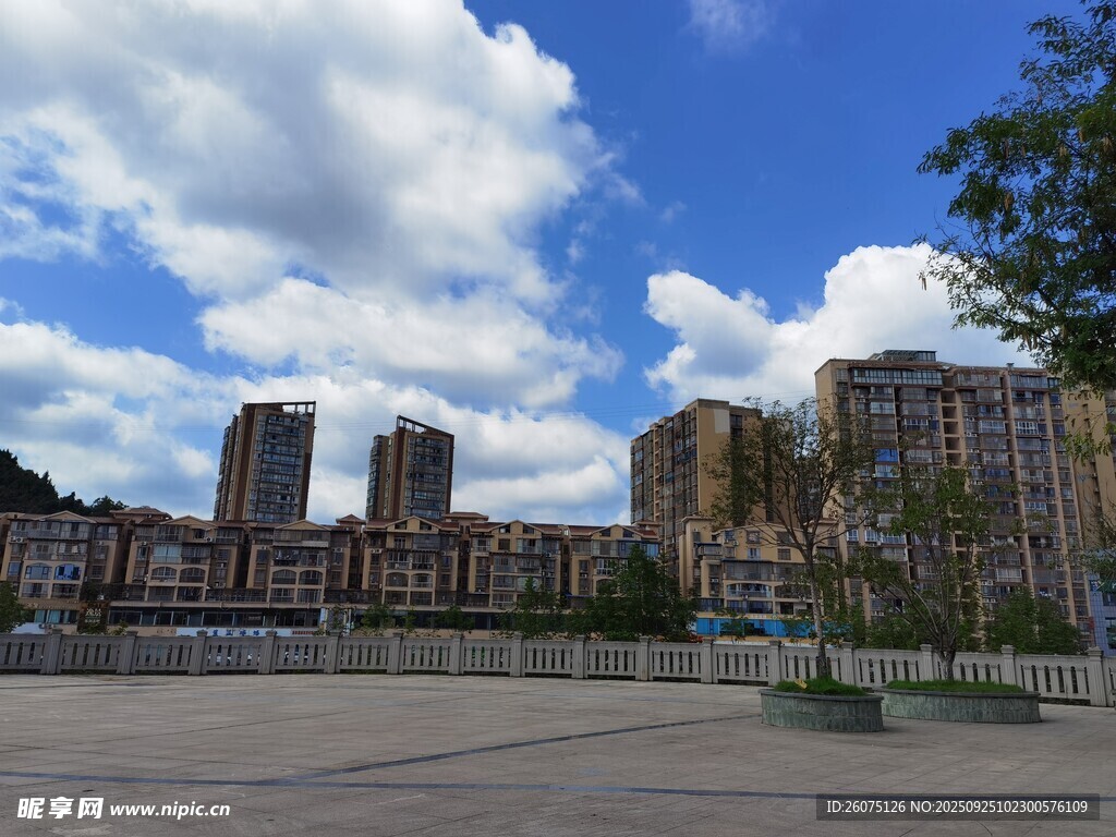 城市建筑群與晴朗天空