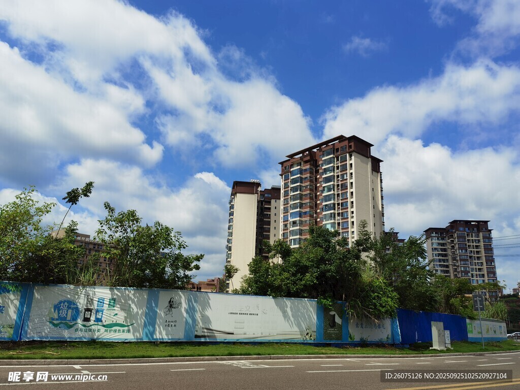 城市高樓與多彩圍墻景觀