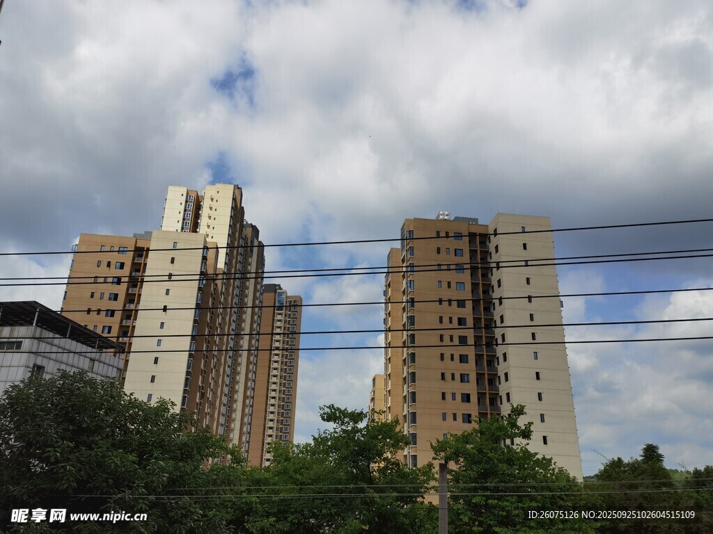 城市高樓與藍天白云景觀