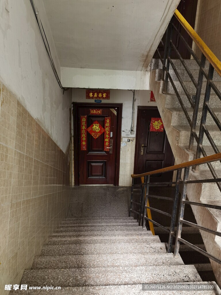 昏暗樓道內(nèi)的陳舊樓梯