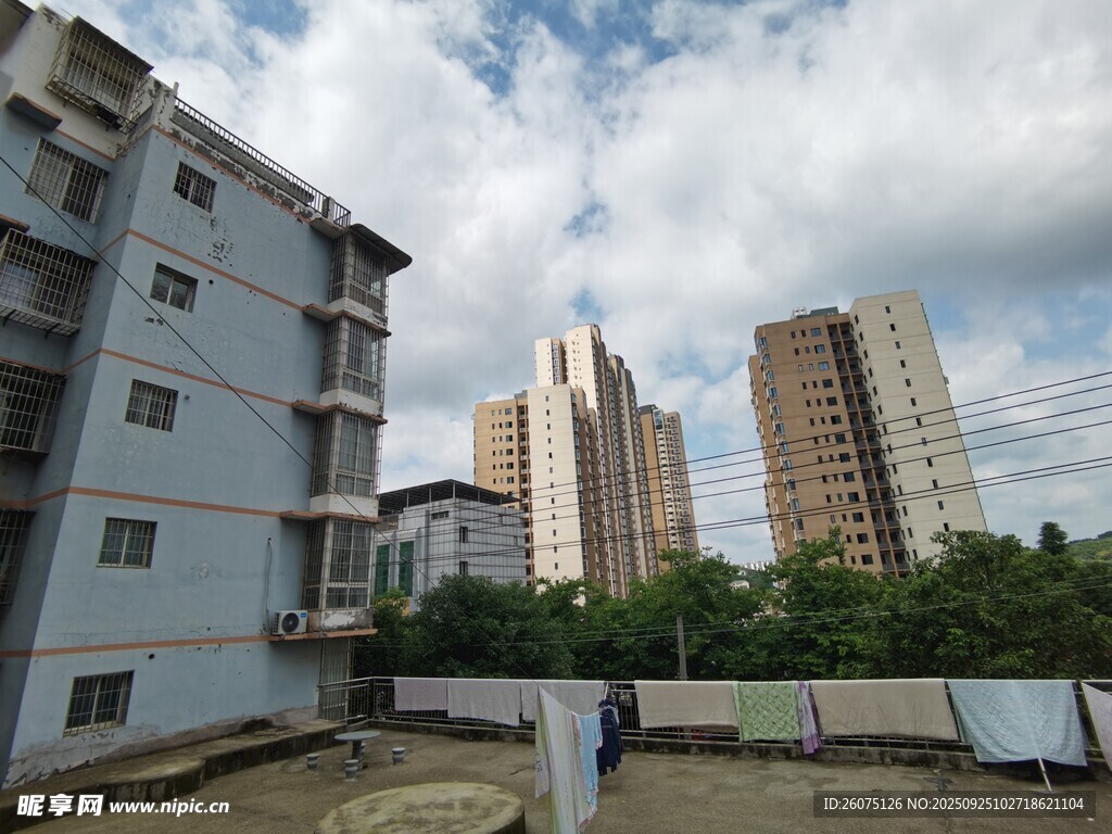 城市中高低錯落的建筑群