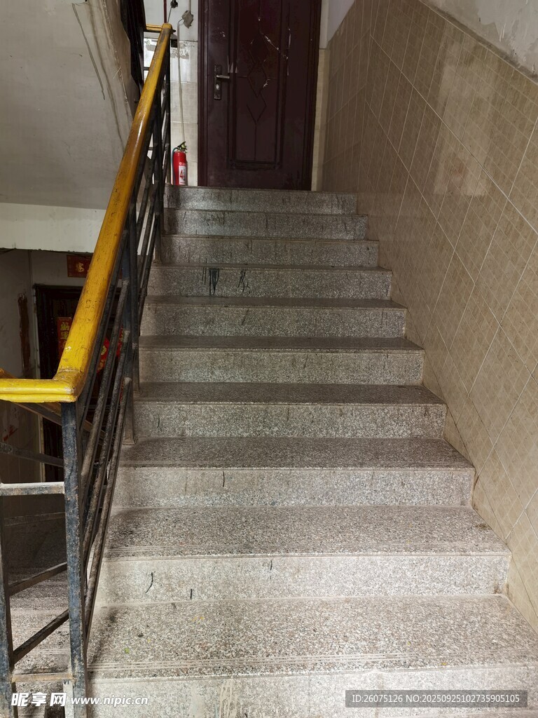室內(nèi)水泥樓梯及黃色扶手