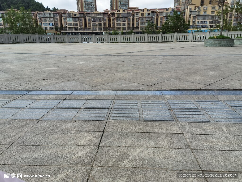 空曠廣場與遠處建筑景觀