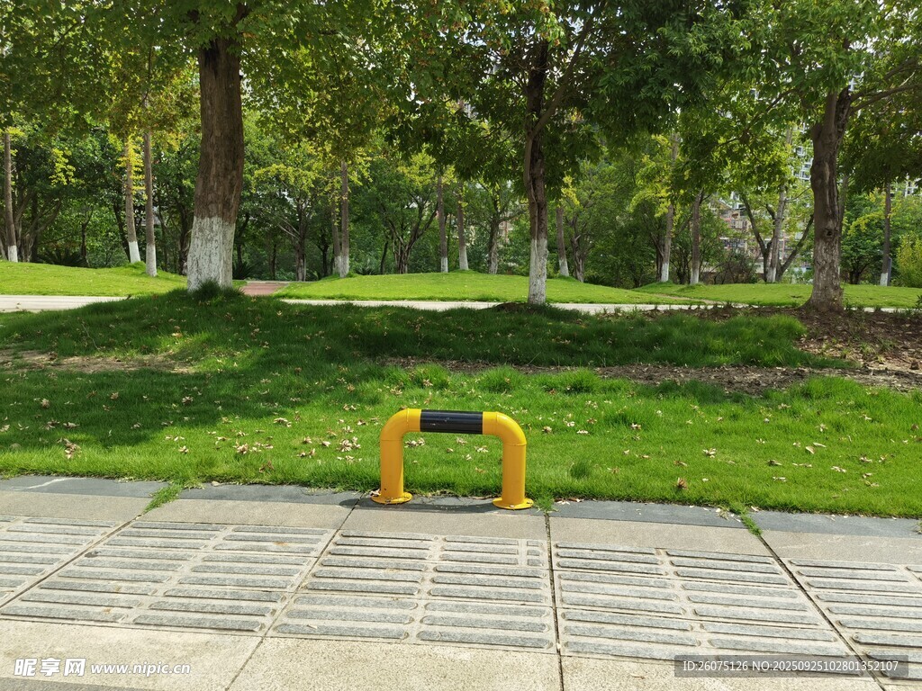 公園小徑旁的黃色擋車器