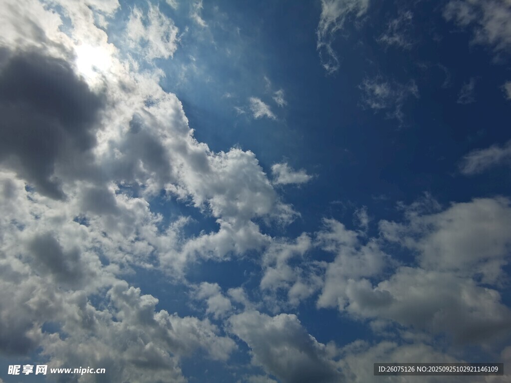 藍天白云下的晴朗天空