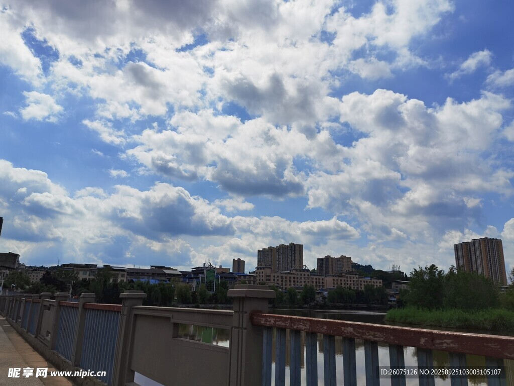 藍(lán)天白云下的城市風(fēng)景