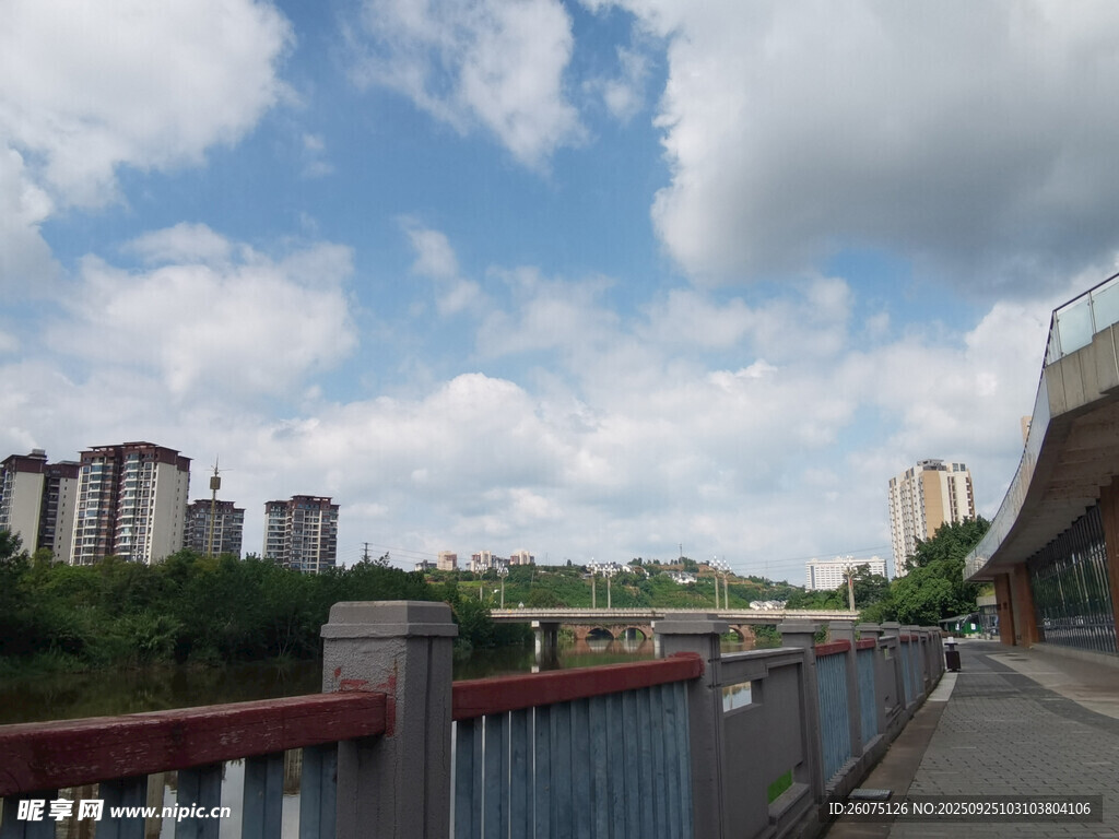 城市河畔風(fēng)景