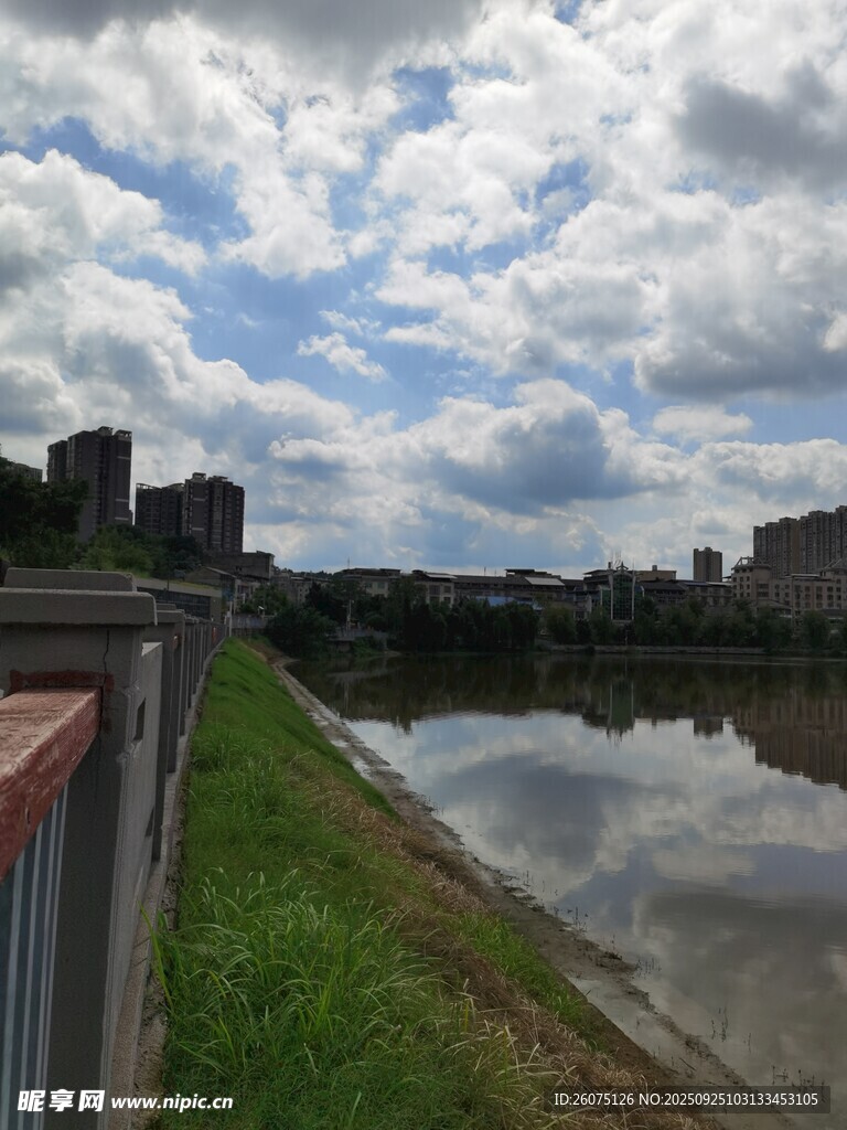 河畔城市風光云影相伴