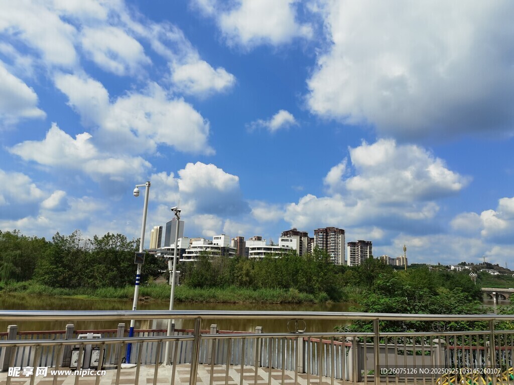 河畔藍天美景