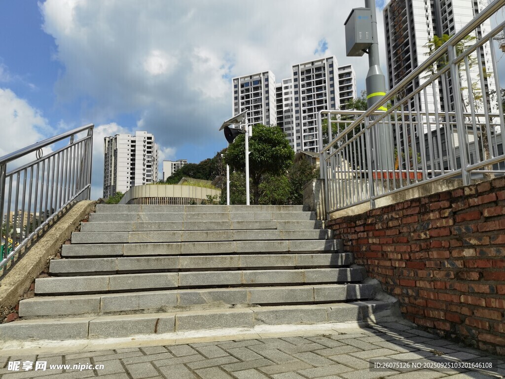 城市中階梯旁的現(xiàn)代建筑