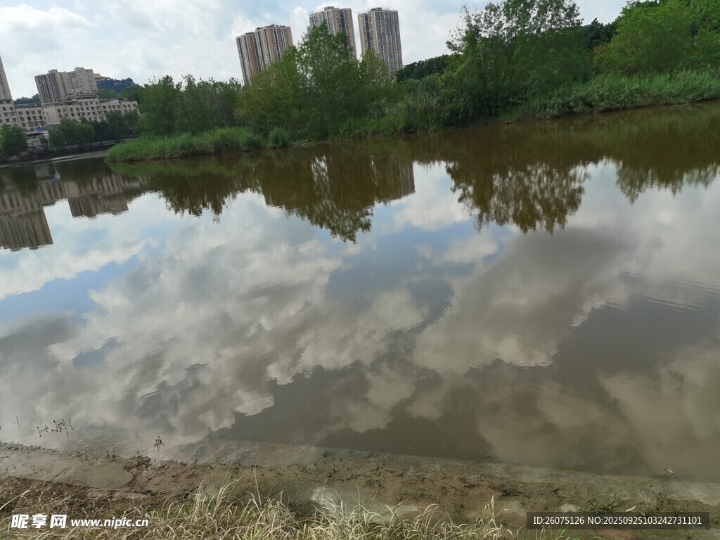 城市河畔倒影風(fēng)景如畫(huà)
