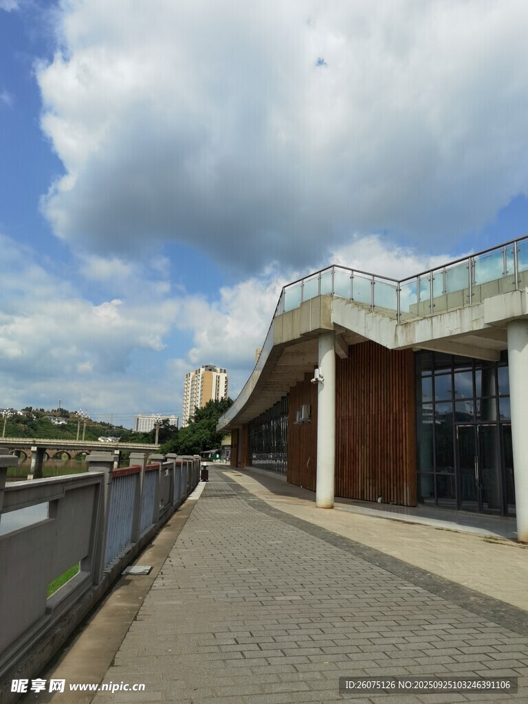 河畔現(xiàn)代建筑景觀步道