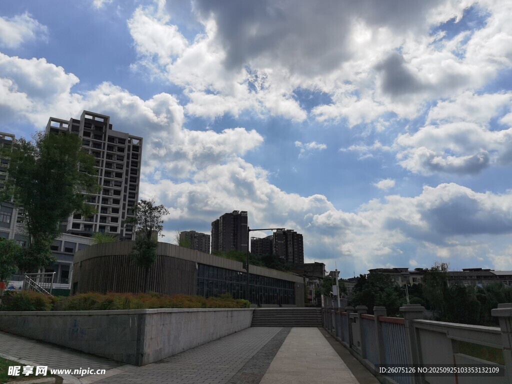 城市天際線與藍(lán)天白云景觀