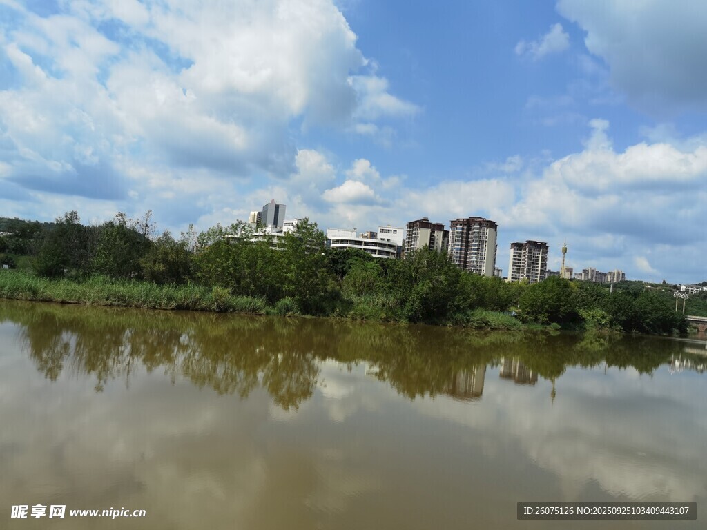 湖畔城市風(fēng)光寧靜美好