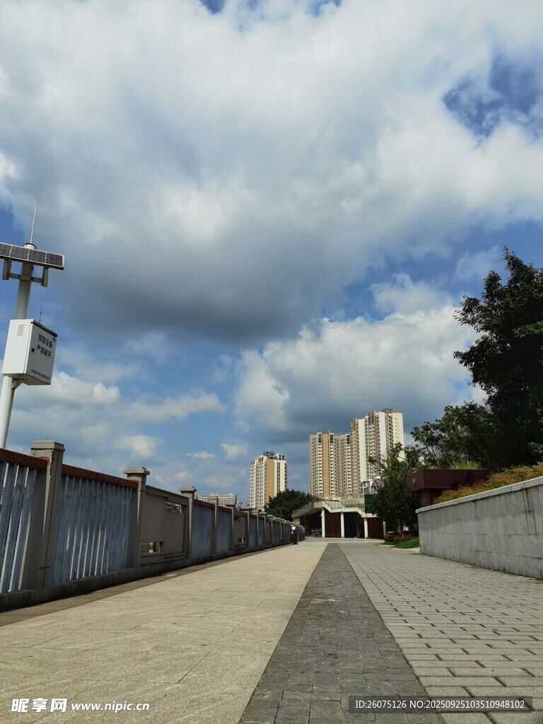 城市步道與遠(yuǎn)處高樓景觀